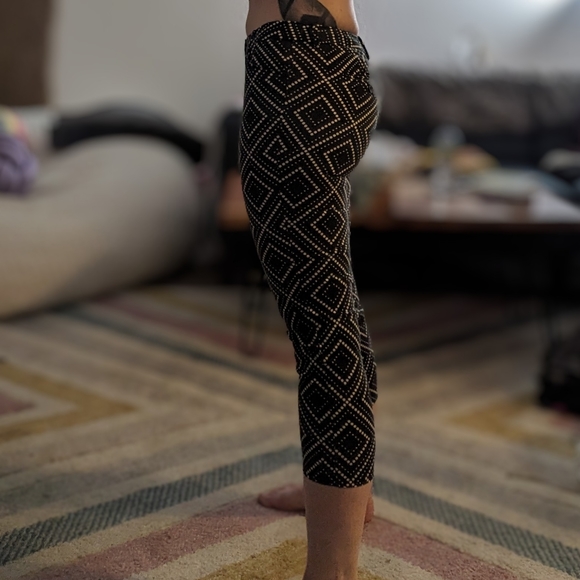 5/$25🌻 Patterned Capris - Picture 4 of 6